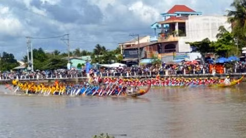 Trà Vinh: Đua ghe Ngo nhân Ok Om Bok