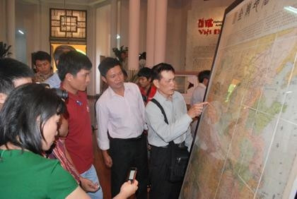 Khách tham quan Bảo tàng Lịch sử quốc gia xem bản đồ cổ khẳng định chủ quyền của Việt Nam đối với quần đảo Hoàng Sa.