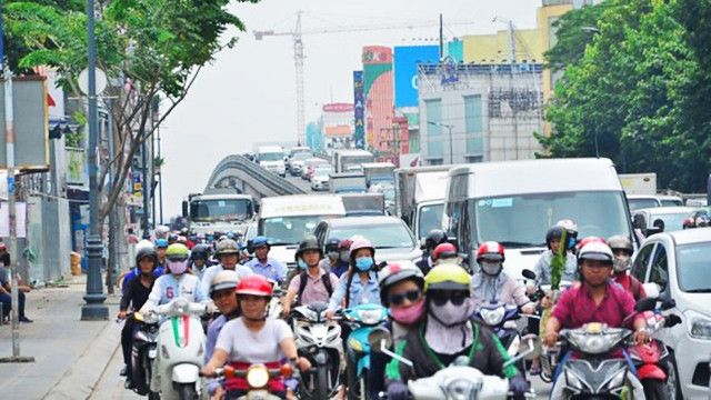 Cầu vượt vào sân bay Tân Sơn Nhất thông thoáng, nhưng hai bên hông cầu, phương tiện vẫn đông đúc.