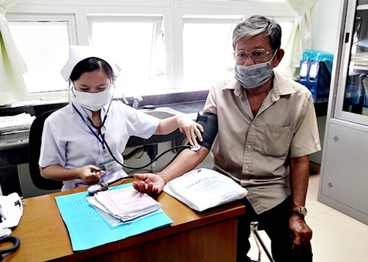 Khám chữa bệnh cho bệnh nhân bị tắc nghẽn phổi mãn tính tại Bệnh viện Bà Rịa (tỉnh Bà Rịa - Vũng Tàu). 