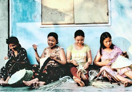 Khâu nón, một công đoạn đòi hỏi sự tỉ mỉ và khéo léo.