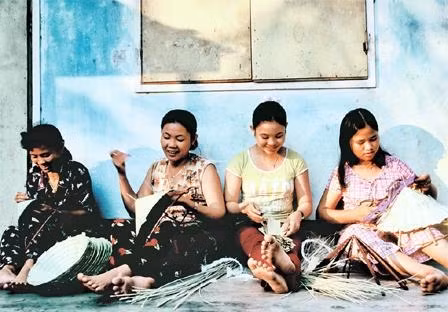 Khâu nón, một công đoạn đòi hỏi sự tỉ mỉ và khéo léo.