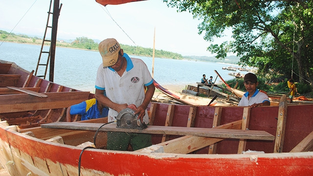 Một xưởng đóng tàu, thuyền ở bến thôn Đền, xã Trường Sơn.