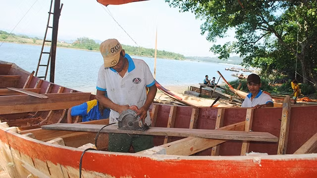 Một xưởng đóng tàu, thuyền ở bến thôn Đền, xã Trường Sơn.