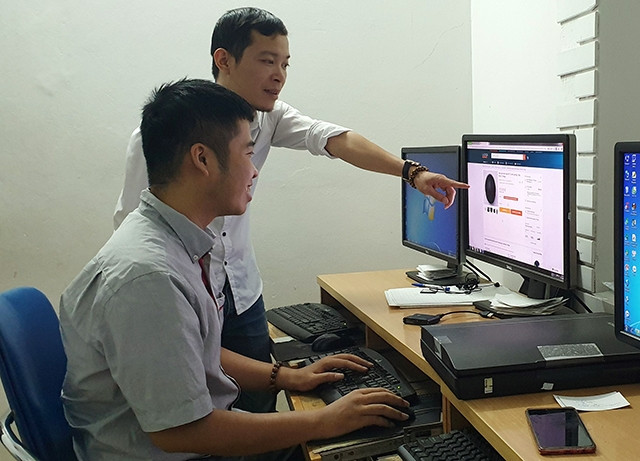 Người dân mua hàng qua trang thương mại điện tử. Ảnh: MỸ HÀ