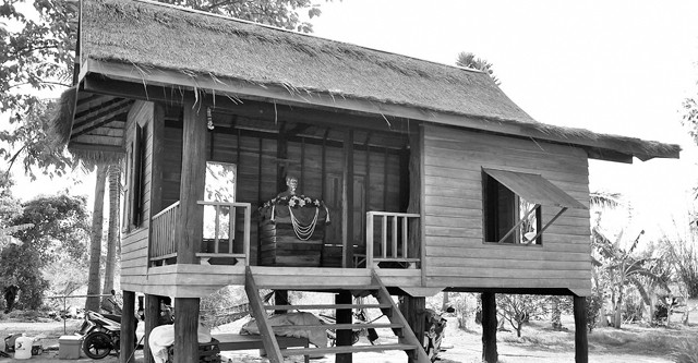 Ngôi nhà sàn gỗ được phục dựng tại nơi ở trước đây của Bác Hồ tại Phi-chịt (Thái-lan).