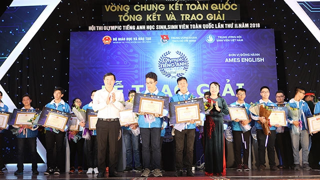 Lễ trao giải cuộc thi Olympic tiếng Nga, Toán học, Vật lý và Tin học