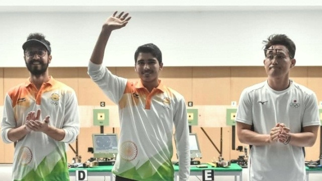 Không những giành HCV, Saurabh Chaudhary (giữa) còn thiết lập nên kỷ lục mới trong lần đầu tiên tham dự Asiad. (Ảnh: asiangames2018.id)