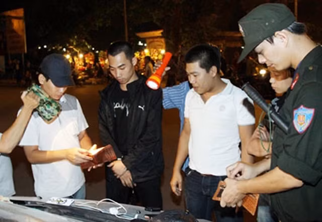 Tổ công tác 141 (Công an TP Hà Nội) kiểm tra hành chính người và phương tiện tham gia giao thông, góp phần bảo đảm ANTT trên địa bàn Thủ đô. Ảnh: MINH HÀ