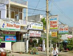 Một con đường nhiều quán ca cổ ở
TP Cà Mau. Ảnh: Tiến Hưng