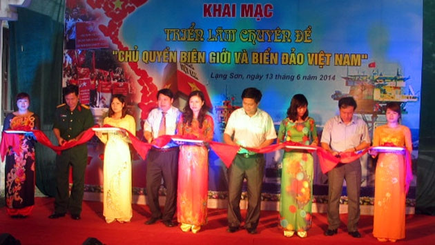 Một số hình ảnh các đồng chí lãnh đạo tỉnh cắt băng khai mạc triển lãm. 