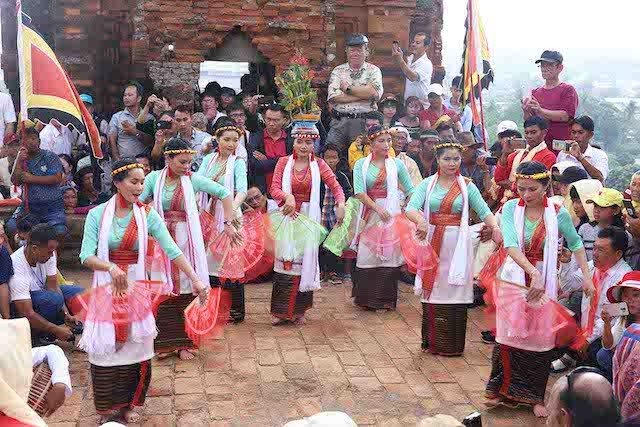 Điệu múa quạt và trang phục truyền thống của người Chăm tạo nên nét văn hoá độc đáo và đa dạng tại lễ hội.