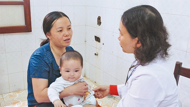 Bác sĩ Bệnh viện Đa khoa huyện Chương Mỹ khám bệnh cho trẻ em.