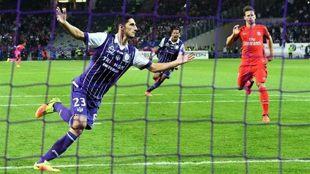 Yann Bodiger (số 23) ăn mừng pha mở tỷ số. (Ảnh: Reuters)