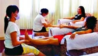 Phụ nữ cũng thích massage thư giãn.