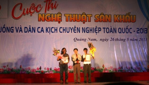 Thứ trưởng Bộ Văn hóa, Thể thao và Du lịch Vương Duy Biên trao Huy chương vàng cho Đoàn Ca kịch Bài chòi Bình Định và Trung tâm Bảo tồn và Phát huy di sản Dân ca xứ Nghệ.