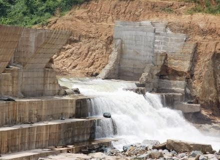 Đoạn bị vỡ trên thân đập công trình thủy điện Đakrông 3.