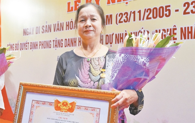 Nghệ nhân Ngô Thị Thu trong lễ vinh danh Nghệ nhân Ưu tú.