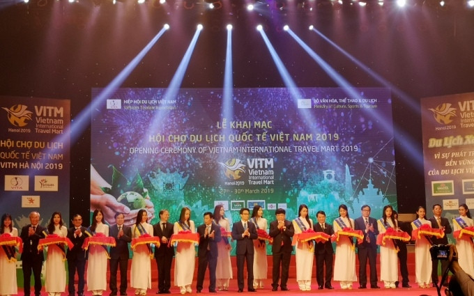 Các đại biểu cắt băng khai mạc Hội chợ VITM 2019.