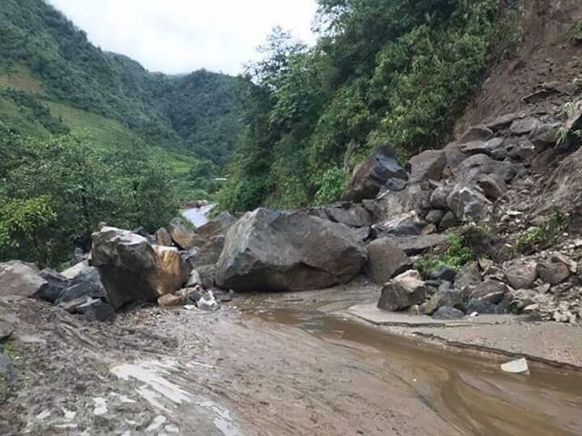 Quốc lộ 12 đoạn qua địa phận thị trấn Phong Thổ đi huyện Sìn Hồ có nhiều điểm sạt lở gây ách tắc giao thông.