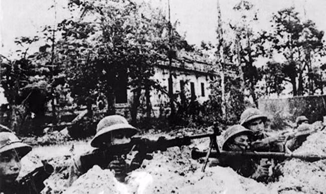 Cán bộ chiến sĩ Đại đội 9, Tiểu đoàn 9, Trung đoàn 18 phòng ngự tại chùa Xà Xía, Hà Tiên, Kiên Giang (tháng 7-1978). Ảnh: TRỌNG HỘI