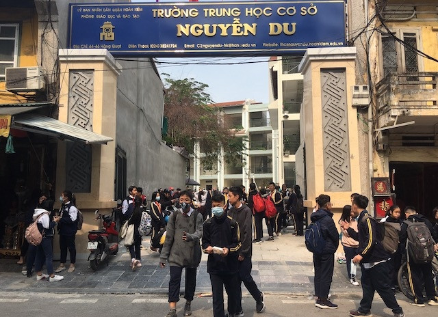 Cổng Trường THCS Nguyễn Du (Hoàn Kiếm, Hà Nội) vào giờ tan học trưa 31-1, hầu hết học sinh đều đã được trang bị khẩu trang (Ảnh: ĐỨC DUY)