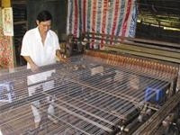 Chiếc máy dệt chiếu cỡ lớn
do Sở KH-CN Bến Tre
tài trợ cho anh Long chế tạo.