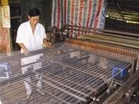 Chiếc máy dệt chiếu cỡ lớn
do Sở KH-CN Bến Tre
tài trợ cho anh Long chế tạo.