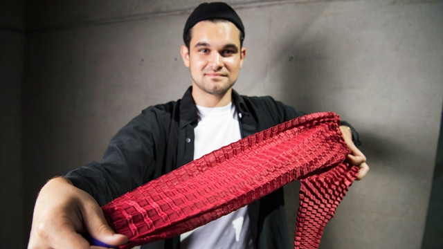 Nhà thiết kế Ryan Yasin và mẫu quần áo Petit Pli. Ảnh: DAILY MAIL