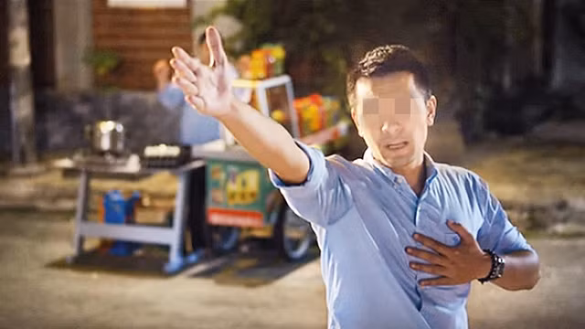 Hình ảnh trong một đoạn quảng cáo phản cảm trên truyền hình.