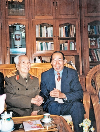 Đại tướng và nhà văn Hữu Mai (ảnh chụp năm 2005).