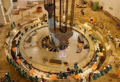 Hạ rô-to tổ máy số 6 tại Nhà máy Thủy điện Sơn La.