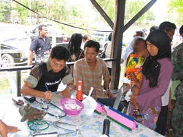 Binh sĩ Thái-lan khám bệnh và<br>cấp thuốc miễn phí của Chính phủ cho<br>người dân làng Ba-rê Nam, <br> tỉnh Narithiwat