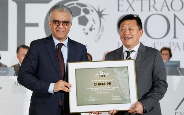 Chủ tịch AFC Shaikh Salman bin Ebrahim Al Khalifa (trái) trao quyền đăng cai Asian Cup 2023 cho đại diện nước chủ nhà Trung Quốc. (Ảnh: AFC)