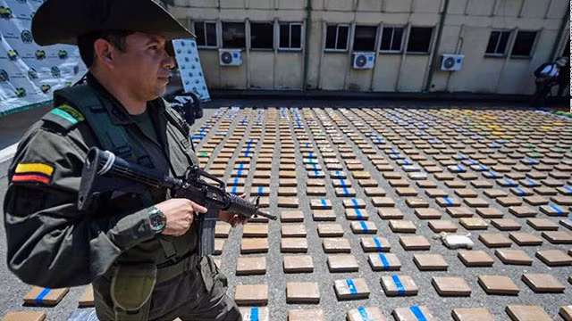Cảnh sát Colombia thu giữ hàng tấn ma túy từ một băng đảng. Ảnh: CNN