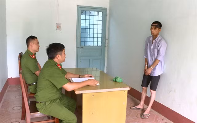 Bị can Nguyễn Văn Tùng tại cơ quan công an.