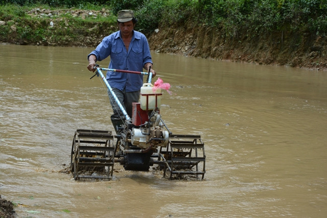 Máy bừa do anh Bùi Sỹ Tới sáng chế phát huy tác dụng trên địa hình ruộng bậc thang.