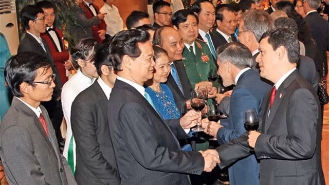 Các Đại sứ, Đại biện, Trưởng Đại diện các tổ chức quốc tế tại Việt Nam chúc mừng nhân kỷ niệm Quốc khánh 2-9. Ảnh: ĐỨC TÁM (TTXVN)