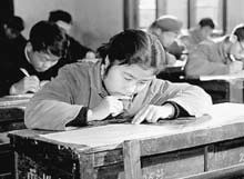 Một nữ công nhân tham gia
kỳ thi đại học tháng 12-1977.
(ảnh: Tân Hoa xã).