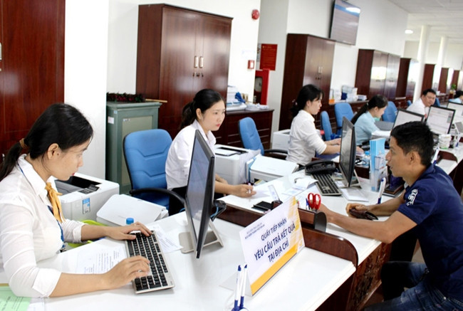 Giải quyết thủ tục hành chính cho người dân tại Trung tâm hành chính công tỉnh Long An. Ảnh: SÔNG MĂNG