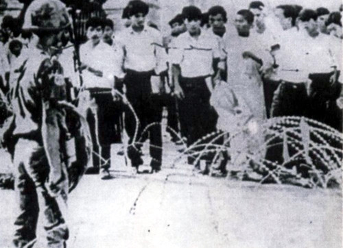 Học sinh, sinh viên Huế biểu tình chống chế độ độc tài Ngô Ðình Diệm. Ảnh tư liệu