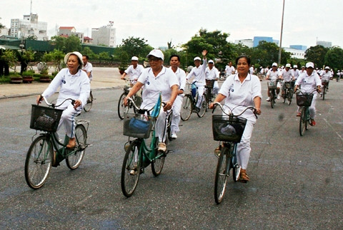 CLB du lịch bằng xe đạp người cao tuổi phường Quan Hoa, quận Cầu Giấy (Hà Nội) thu hút đông người cao tuổi tham gia.   Ảnh: PHƯỚC HÀ