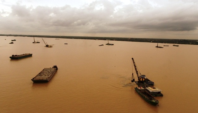 Chỉ một khúc sông ngắn trên sông Cổ Chiên, qua tỉnh Vĩnh Long đã có 5 cần cẩu khai thác cát.