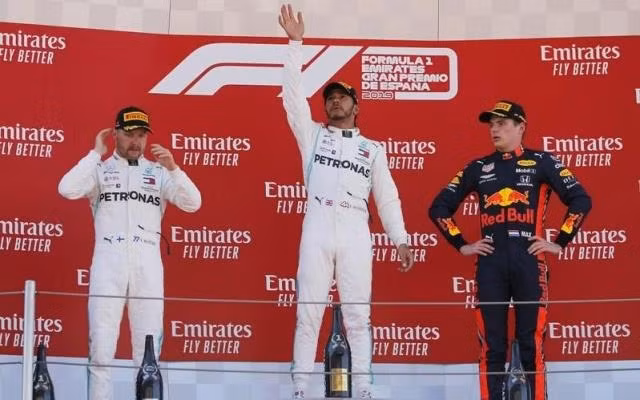 Hamilton ăn mừng chiến thắng ở chặng Tây Ban Nha GP. (Ảnh: Reuters)