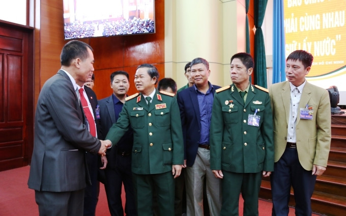 Đại tướng Đỗ Bá Tỵ, Ủy viên T.Ư Đảng, Phó Chủ tịch Quốc hội trò chuyện cùng các cựu chiến binh nguyên là cán bộ, chiến sĩ Quân đoàn 29.