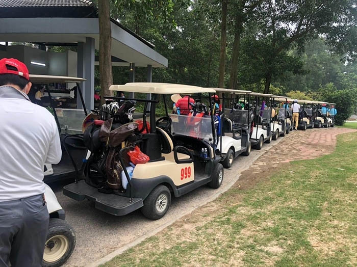 Hàng chục xe điện nối hàng dài tại khu vực phát bóng.