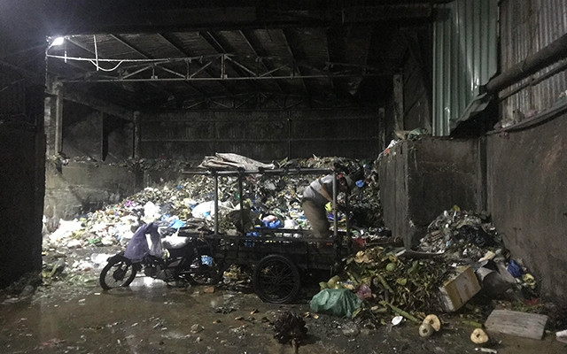 Rác tập kết tại Trạm trung chuyển rác thủy lợi thường xuyên ứ đọng gây ô nhiễm cho cư dân quanh khu vực chung cư Him Lam Phú An.