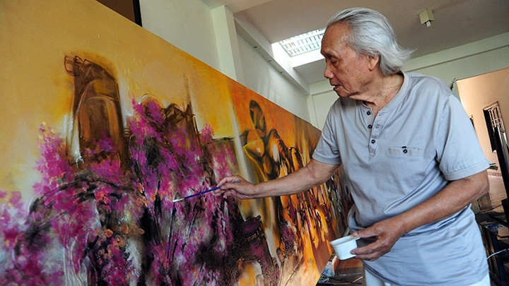 Họa sĩ Vũ Trọng Thuấn với bức tranh khổ lớn mang tên Việt Nam.