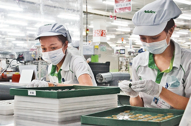 Khu công nghiệp, khu chế xuất được quy hoạch theo hướng thu hút các ngành ứng dụng công nghệ tiên tiến. Trong ảnh: Công nhân lắp ráp linh kiện điện - điện tử tại Công ty TNHH Nidec Việt Nam (Khu công 