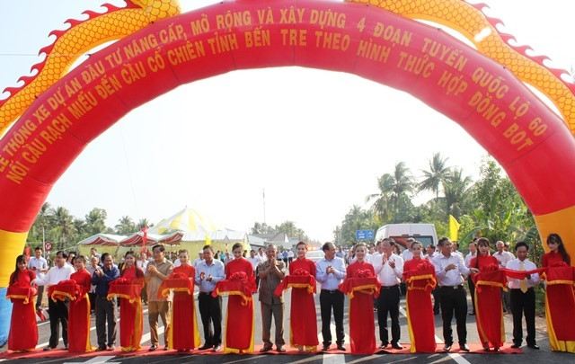 Cắt băng thông xe dự án mở rộng, nâng cấp và xây dựng bốn đoạn tuyến Quốc lộ 60.